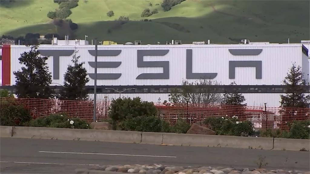 美國電動車大廠特斯拉在歐洲興建首座「超級工廠」，9日首度開放民眾參觀。圖／翻攝自AP Direct