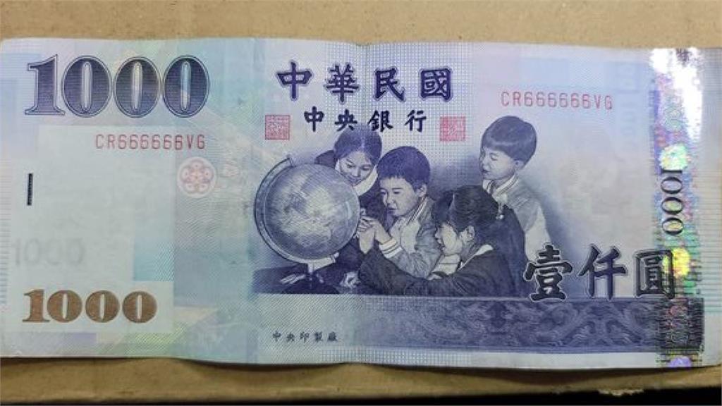 網友意外拿到編號「666666」的千元鈔票。圖／翻攝自Facebook@爆料公社