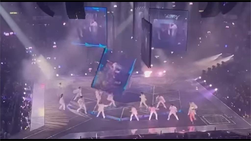 MIRROR演唱會途中，舞台上方的螢幕突然掉落砸傷舞者。圖／翻攝自YouTube