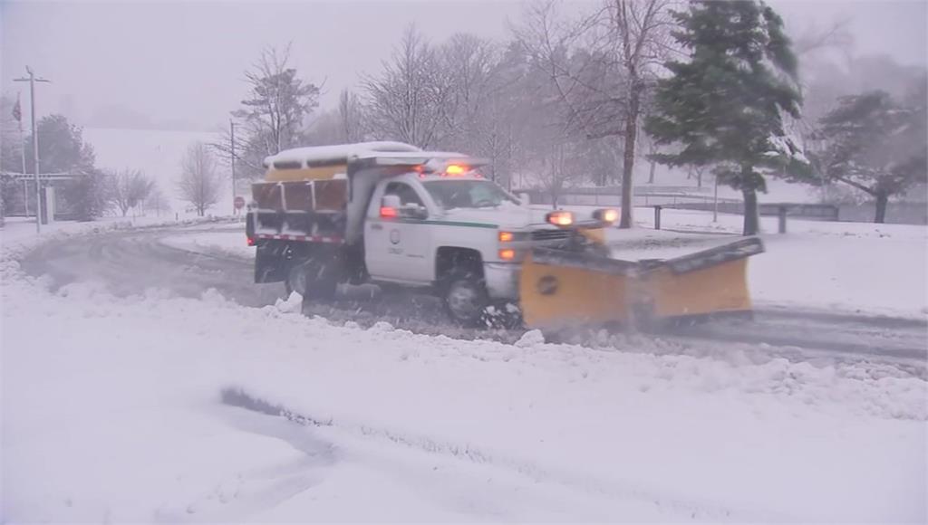 美國東北部地區大積雪，緊急出動剷雪車在路上灑鹽。圖：翻攝自AP Direct