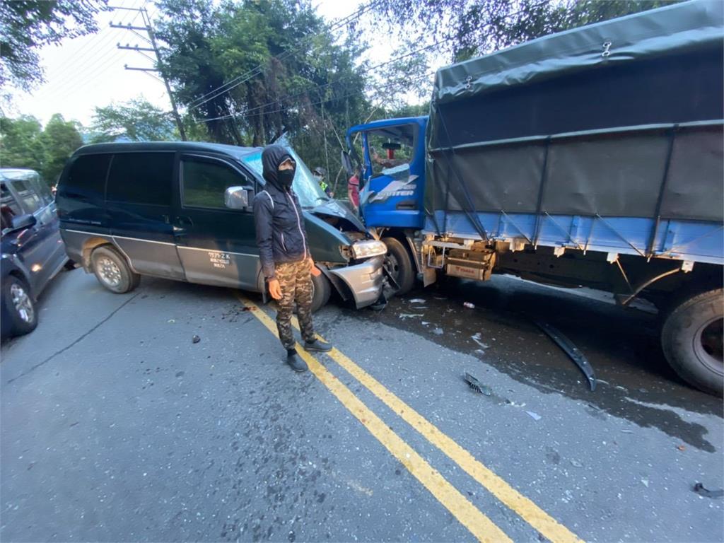 南投水里鄉今早發生兩車對撞事故。圖／台視新聞