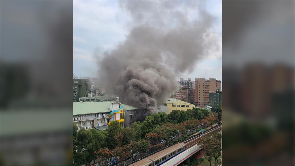 目擊者表示，聽見兩聲爆炸後，就看到大樓竄出白煙。圖／民眾提供