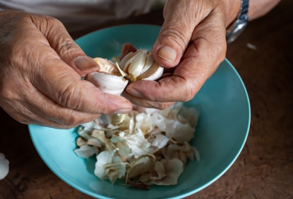 剝蒜滿手蒜味怎麼去？  農糧署大推「4大去味神器」