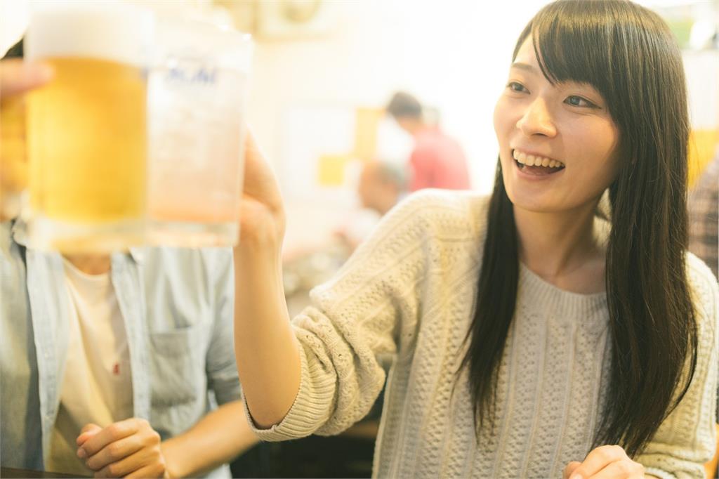 受到社會風氣等影響，日本國民飲酒量下降。示意圖／翻攝自PAKUTASO