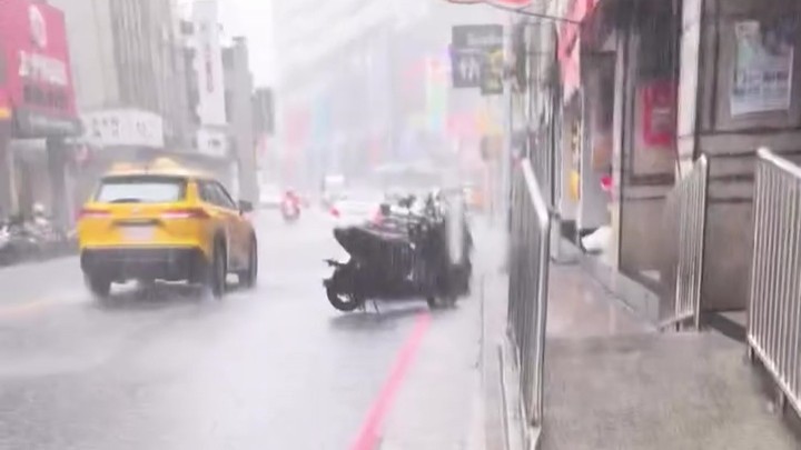 午後雷聲作響雨勢猛！北部多區淹水　火車站、捷運車廂也漏水