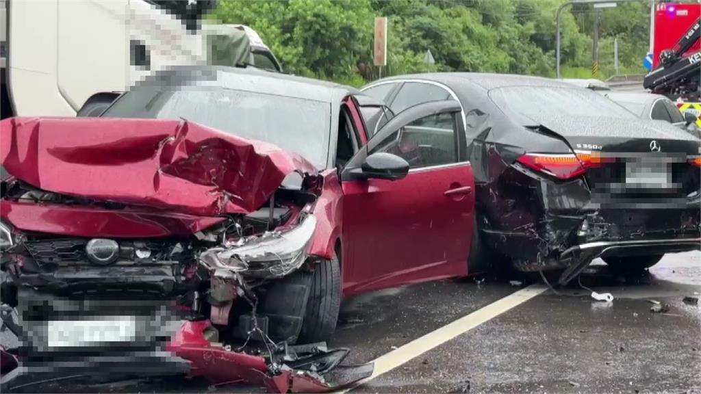 台南台84線大內段5車連環撞 現場一片狼藉10傷
