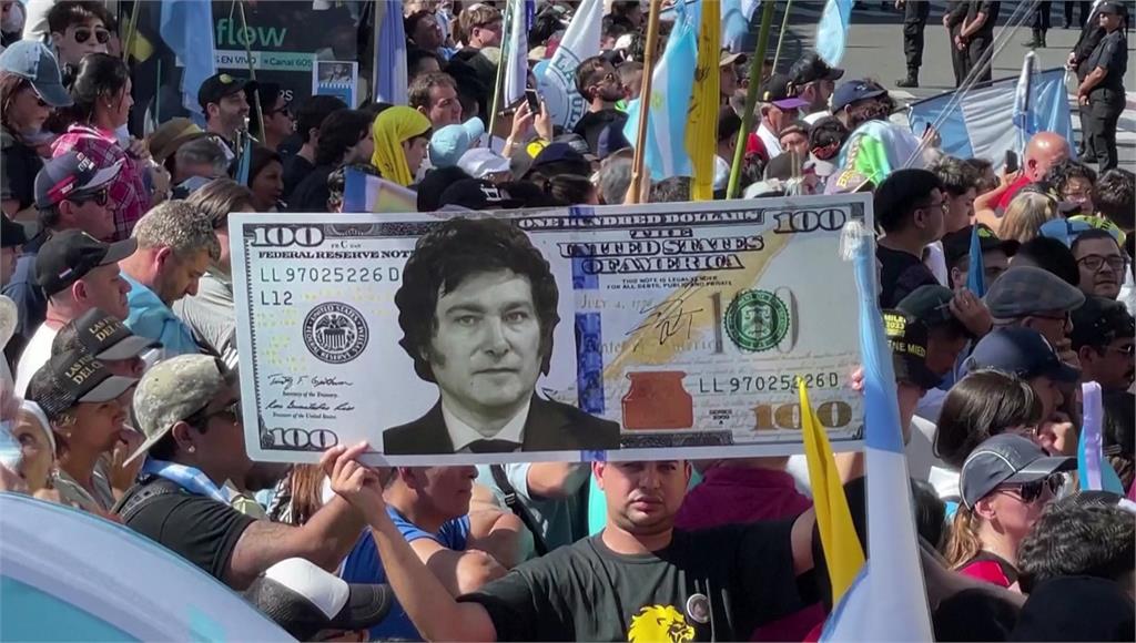 面對阿根廷面臨惡性通膨，阿根廷新科總統米雷伊承諾捐出月薪，還揚言廢除央行、拋棄披索。圖／美聯社、路透社