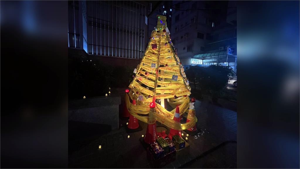 台南警局突發奇想，利用封條和三角錐搭建耶誕樹。圖／台視新聞