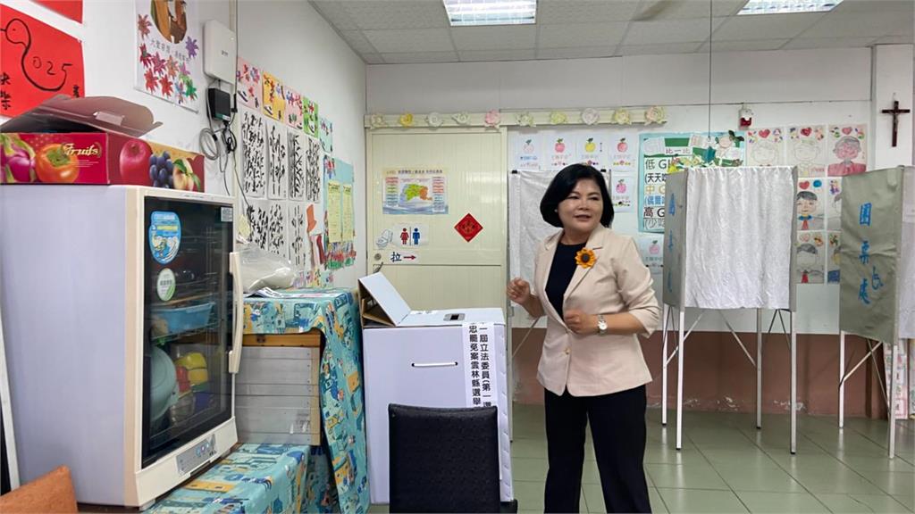 張麗善在選舉期間違法幫自家立委拉票。圖／翻攝自張麗善臉書