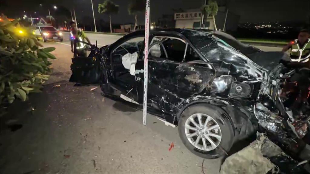 疑似毒駕...台中梧棲轎車失控撞樹翻覆 車上2人魂斷