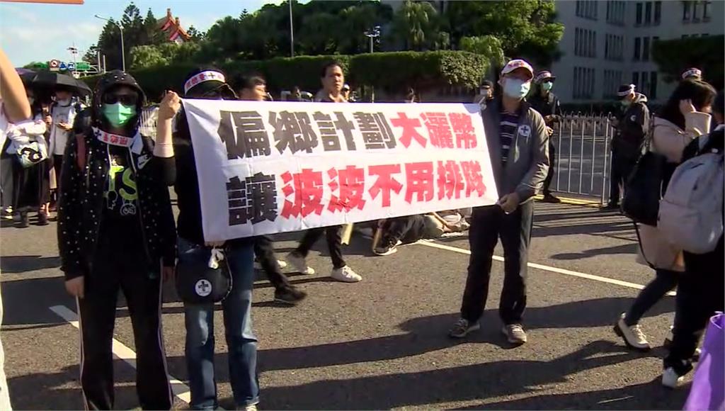 「台灣醫事人員大聯盟」上街陳抗。圖／台視新聞