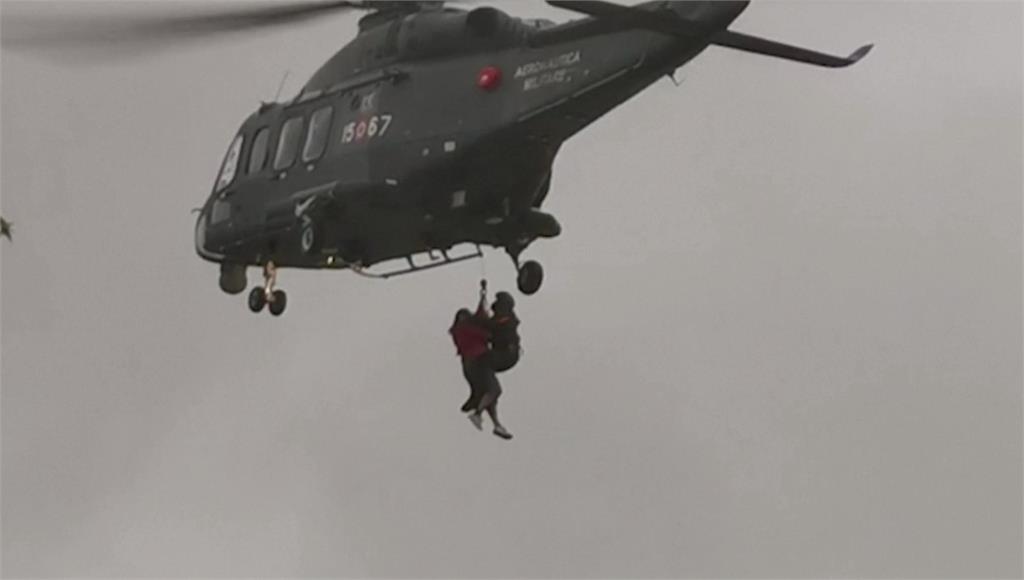 義大利暴雨釀災，救難單位透過直升機、橡皮艇救援。圖／路透社