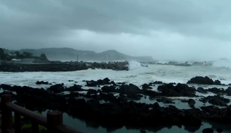 「軒嵐諾」肆虐南韓，遭遇大浪。圖／翻攝自Twitter