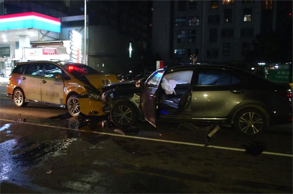 高雄一女子酒駕，逆向撞上等紅燈的小黃，兩車頭全爛。圖：台視新聞