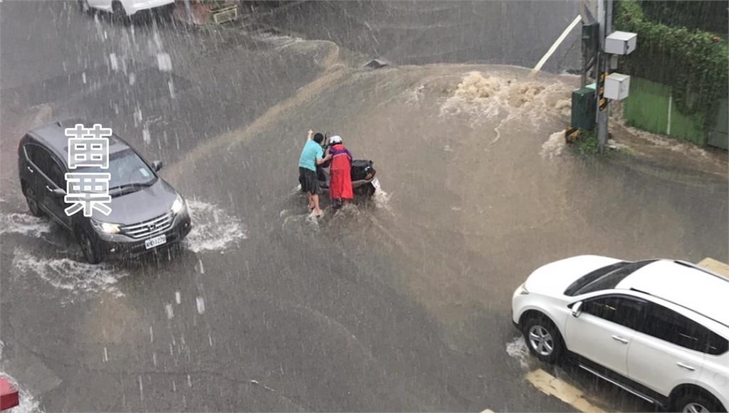大雨狂炸，苗栗知名的木雕街變成一條小河。圖／台視新聞
