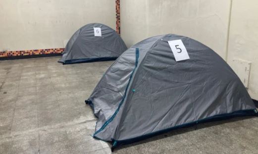 有網友在Dcard爆料，指台灣大學的隔離措施從會議室升級成帳篷。圖／翻攝自Dcard