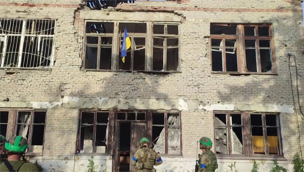 烏克蘭成功收復東南部3村莊，高掛烏克蘭國旗。圖／路透社、美聯社
