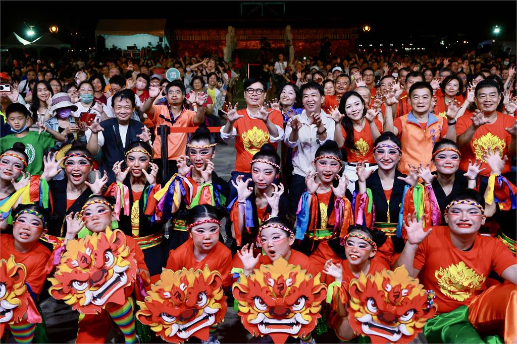 九天民俗技藝團等多組表演團體帶來民俗藝陣精彩演出。圖／高雄市政府提供