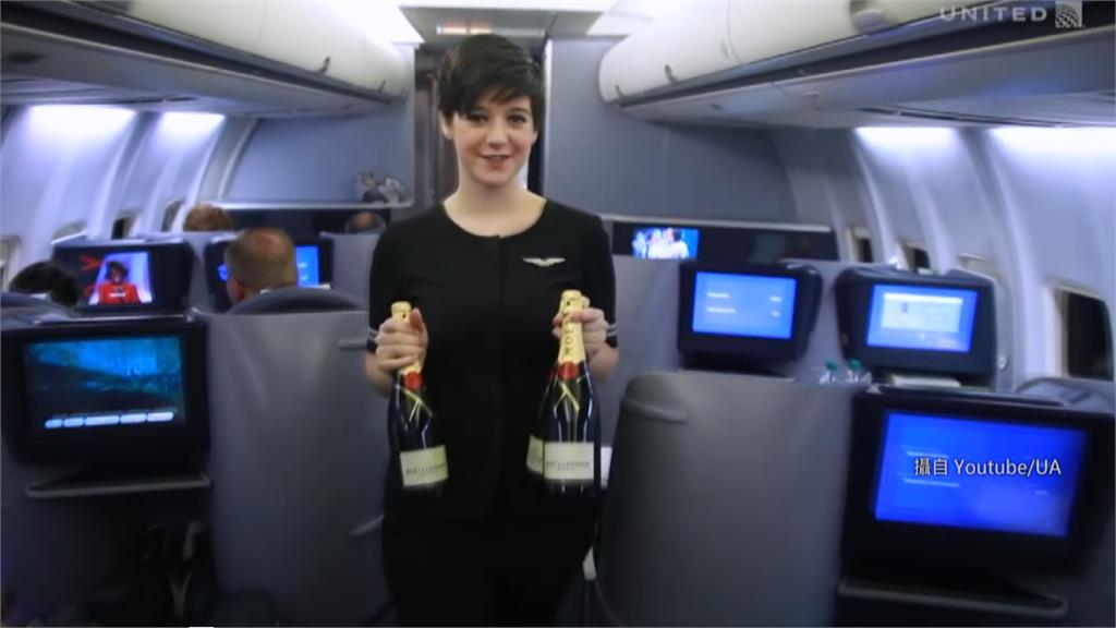 美國汽車銷售公司老闆 湯姆史塔克（Tom Stuker），飛行里數突破兩千萬英里，航空業者送香檳慶祝