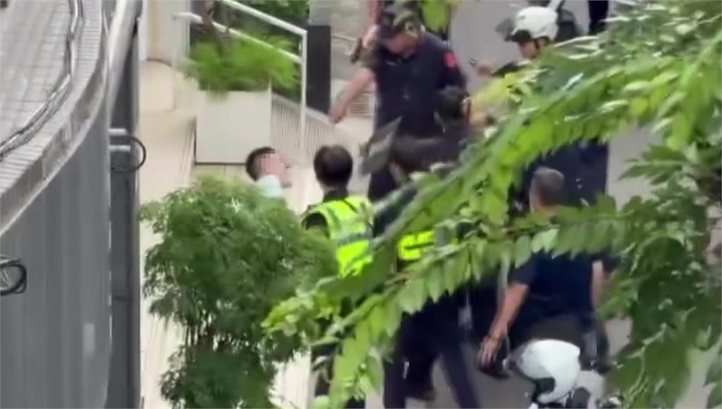 陽明交大教授闖音樂教室...亂刀砍死連襟 警開4槍制伏逮捕畫面曝