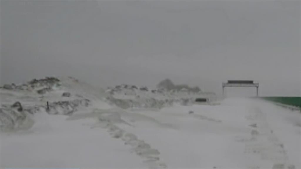 雨雪交加+強風 內蒙駕駛停路邊險遭埋