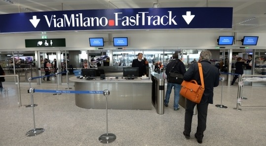 兩架從中國飛抵米蘭的航班，有將近一半的旅客確診。示意圖／翻攝自米蘭機場網站