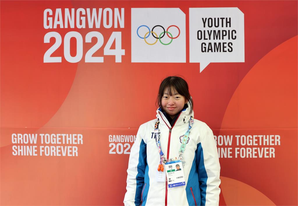 女子雪橇戴瑋辰選手擔任2024年江原冬季青年奧運會掌旗官。圖／體育署提供