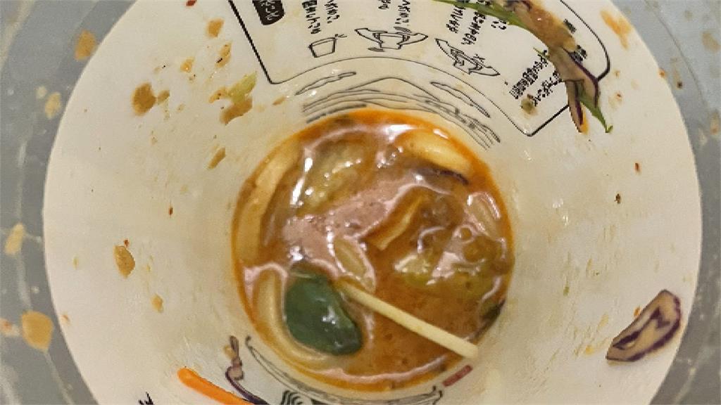 日本丸龜製麵有顧客吃出活青蛙。圖／翻攝自推特