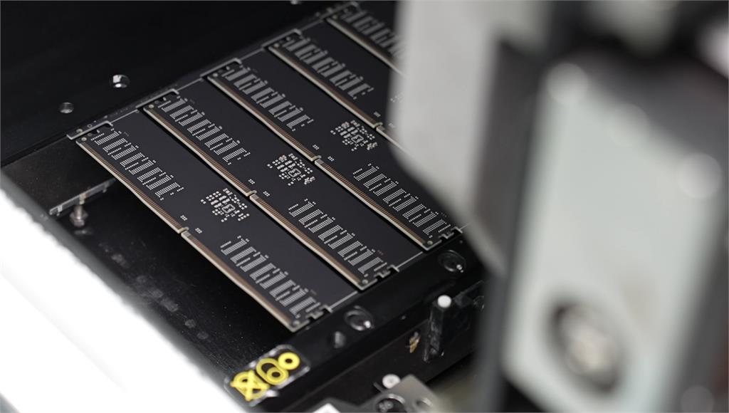 美國商務部長盧特尼克接連放話，稱不在美國生產的記憶體製造商將面臨100%關稅，投資人擔憂台廠包括南亞科與華邦電都可能面臨麻煩。圖／非凡新聞