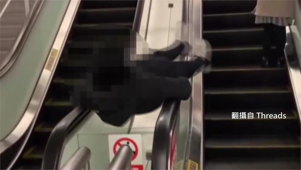 黑衣男子稱想當迴轉壽司，拍影片爬上電扶梯翻滾並上傳。圖／翻攝自Threads