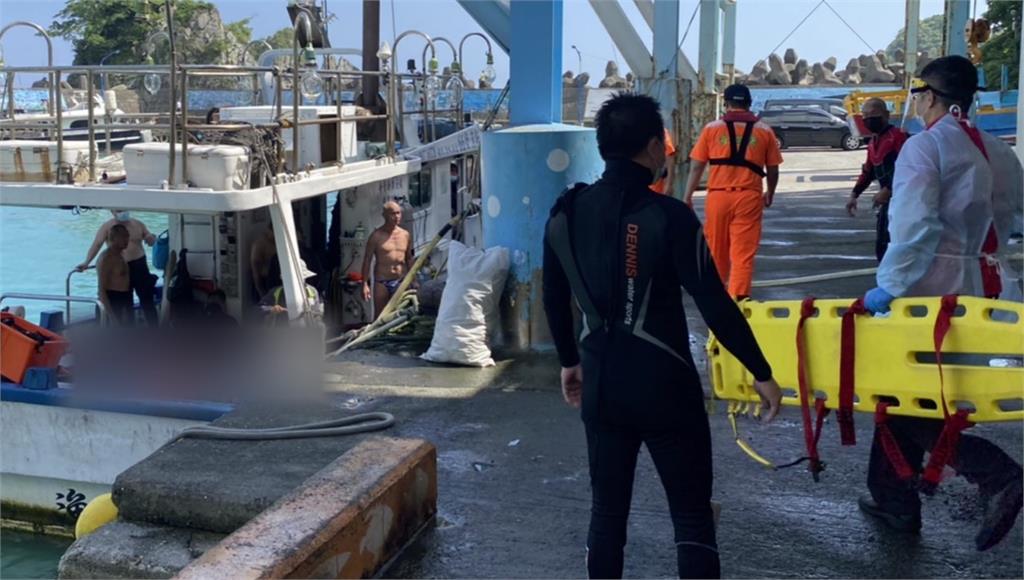東澳一名潛水客疑似身體不舒服，失去意識，被拖上船急救。圖／台視新聞
