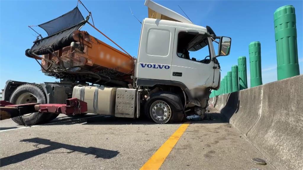 西濱死亡車禍 砂石車自撞「折甘蔗」駕駛拋飛遭車輪輾斃