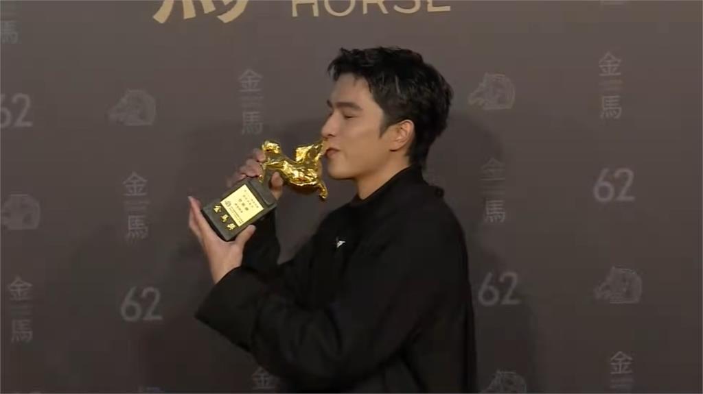 曾敬驊「打破牆」首奪金馬獎！哽咽曝心願「帶爸媽出國」獲讚