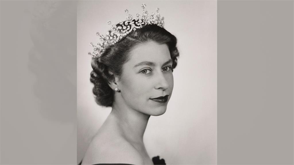 英國王室PO女王年輕肖像照。圖／翻攝自推特@RoyalFamily