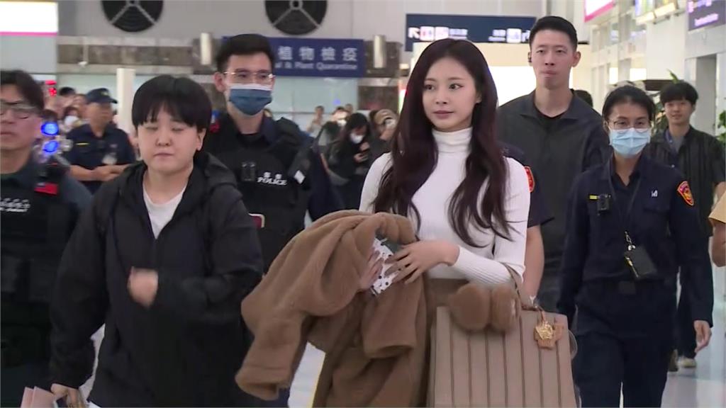 子瑜回家了！甜笑揮手謝粉絲 尖叫聲灌爆機場