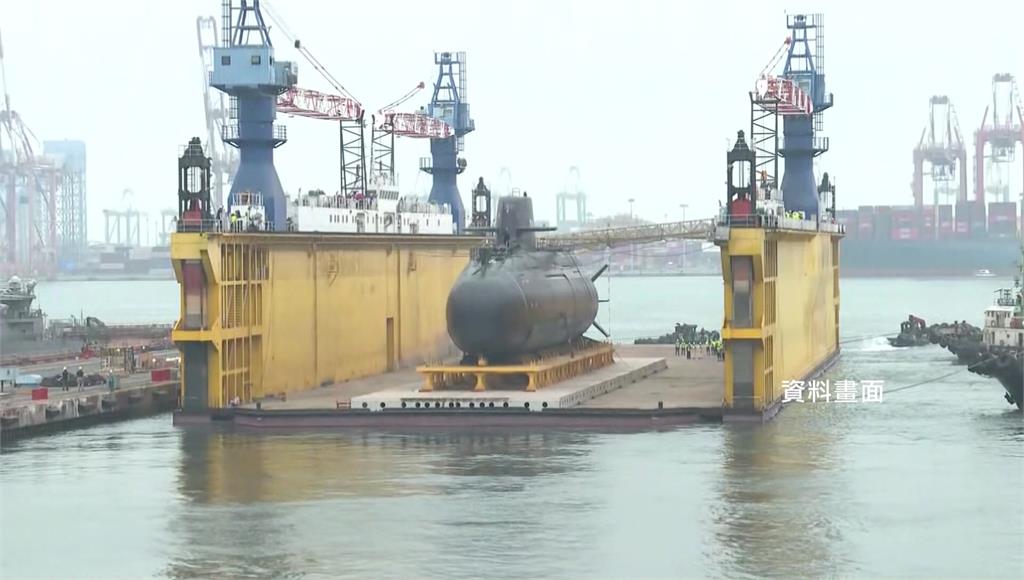 海鯤號預計5/12出海測試！ 成功級巡防艦將伴隨戒護