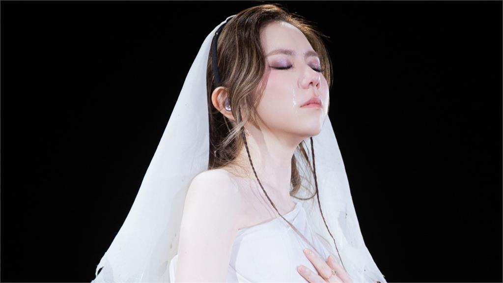 首登台北大巨蛋！鄧紫棋披婚紗唱一半突哽咽落淚 吐露脆弱心聲