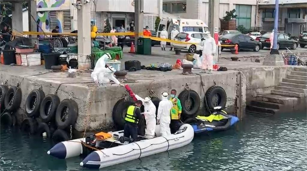 台東海巡安檢所人員發現橡皮艇拖著水上摩托車，闖入富岡漁港。圖／台視新聞