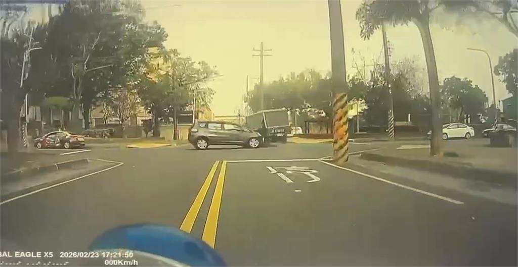 台南毒駕拒檢逆向狂飆！路口遭撞打滑 貨車嚴重變形釀5童傷