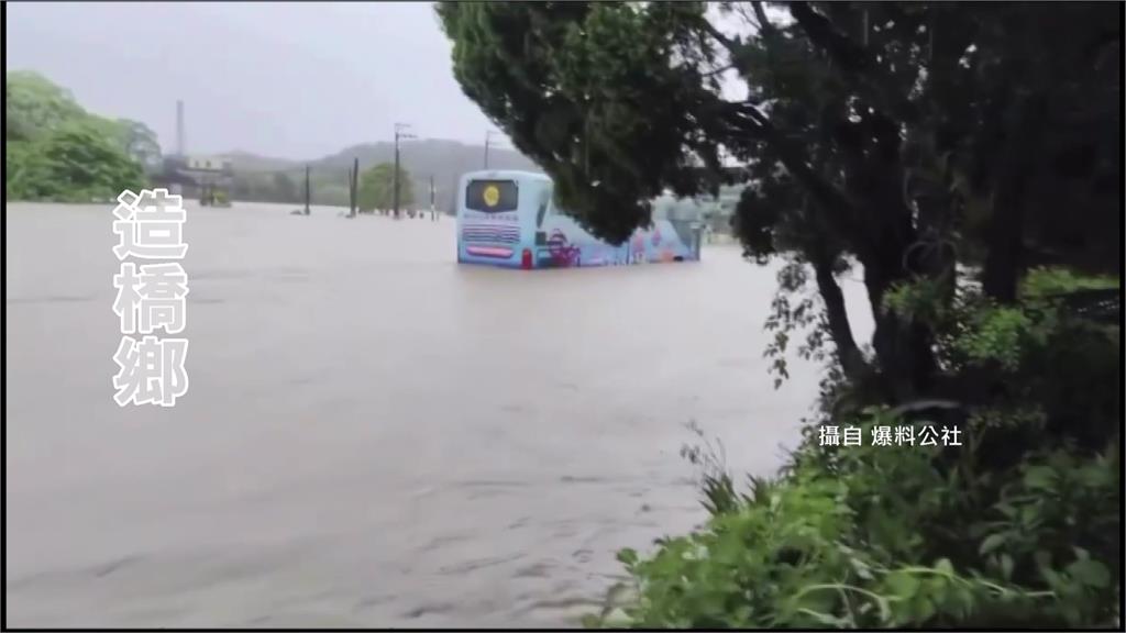 苗栗造橋暴雨成災...遊覽車泡在水裡 民眾無奈喊：淹到沒有路了