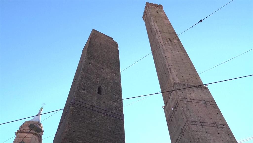 義大利北部的波隆納雙塔恐倒塌。圖／路透社
