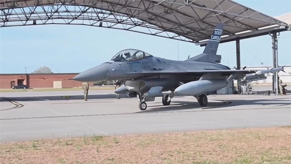 美鬆口支持提供烏克蘭F-16戰機，同時力挺飛行員聯合訓練計畫。圖／畫面攝自AP