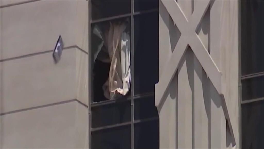 一名男子在藥物的作用下，打破賭城飯店房間窗戶，將各種大型物品往外丟。圖／翻攝自網路、CNN
