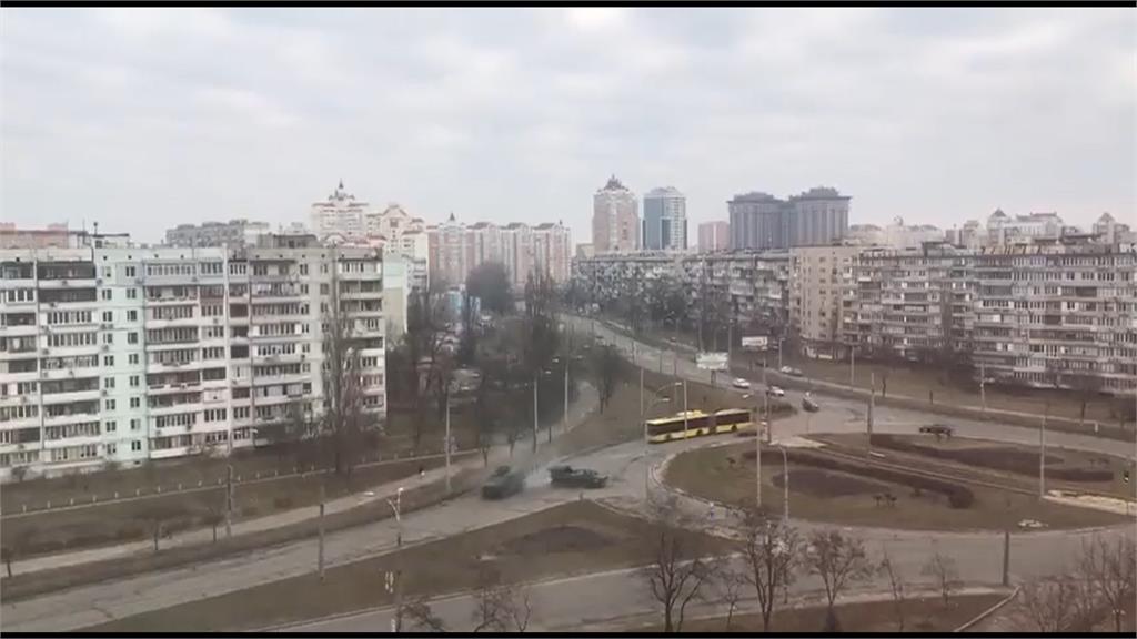 當地民眾拍下，俄軍坦克車駛進基輔北部郊區奧波隆。圖／翻攝自Twitter@@AlchevskUA