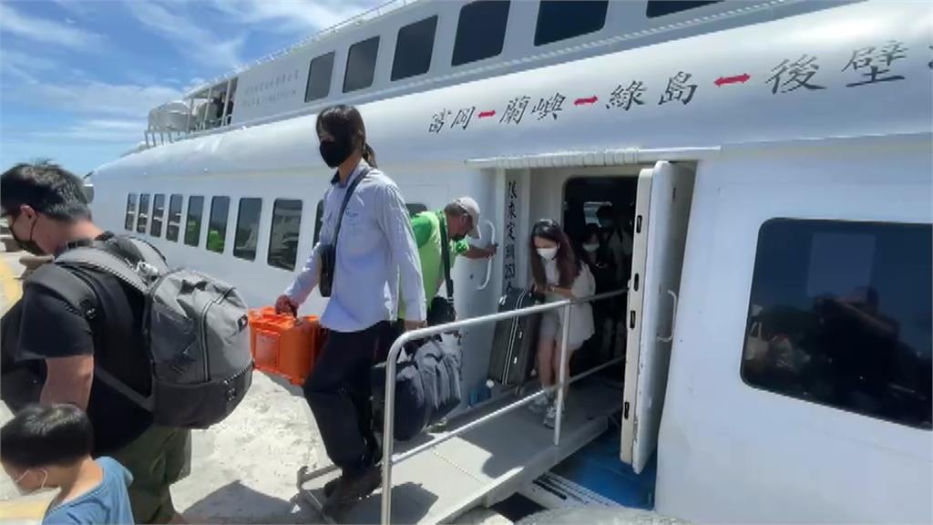 離島遊客因颱風進逼，搭船趕回台東。圖／台視新聞
