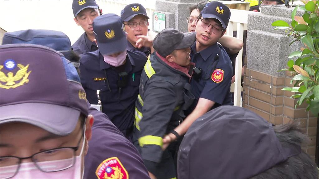 不滿職安改革 消防員衝行政院集結抗議爆推擠