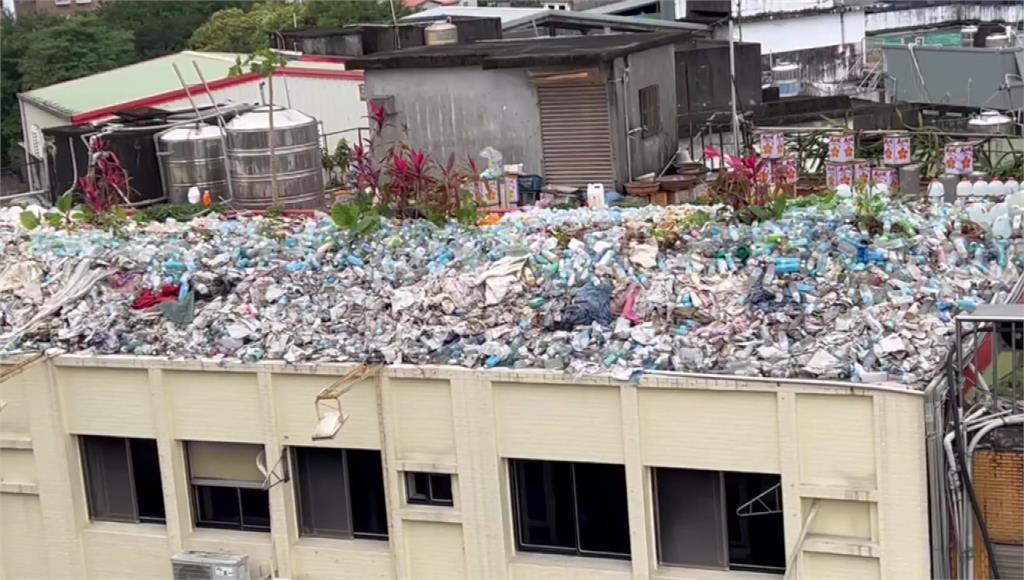 礁溪旅店頂樓竟淪空中回收場！堆滿大量寶特瓶 老闆娘辯「種菜用的」