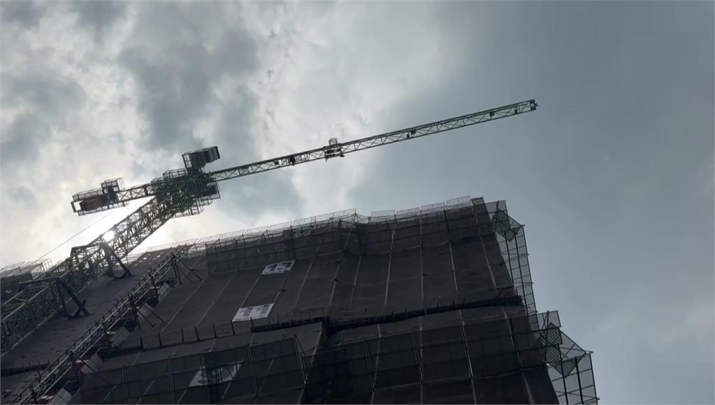 驚悚瞬間！3公尺鐵條「從天而降」 砸中轎車反彈砸進店家