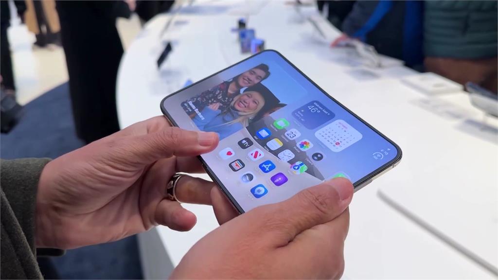 蘋果摺疊機iPhone Duo上市爆災情！苦主怨：開合幾次就破裂