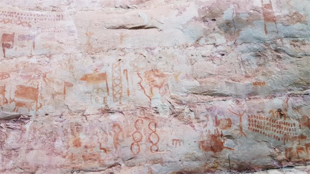 有考古團隊在亞馬遜雨林的懸崖峭壁上，發現一幅史前岩畫。圖：翻攝自AP Direct